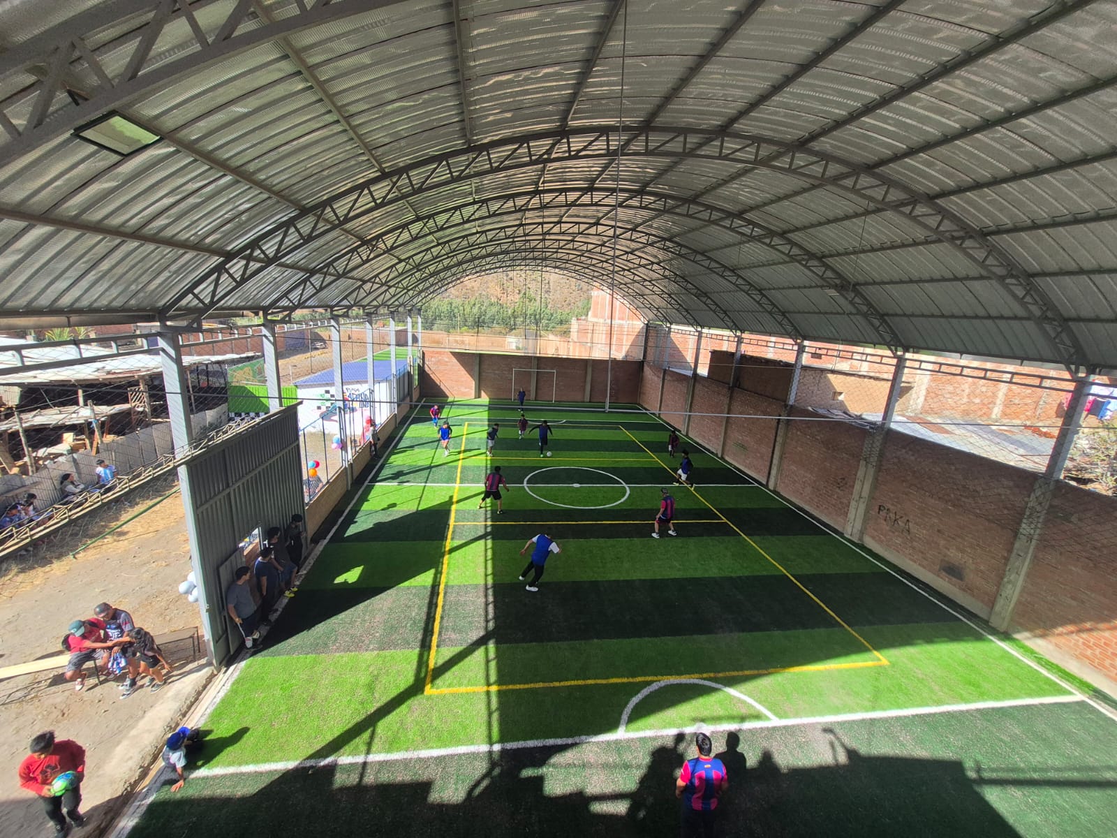 Activaciones comerciales y eventos de marca en cancha sintética techada Grass San José Huánuco
